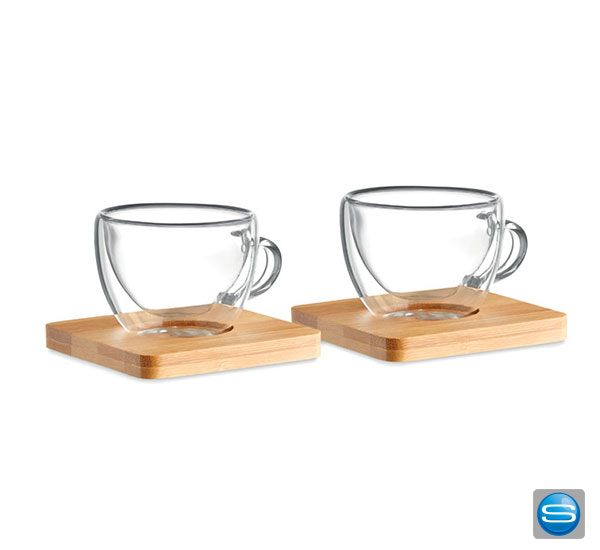 set-mit-espressoglaesern-als-give-away-mit-logo-bedrucken Set mit 2 Espressogläsern und Bambusuntersetzer als Werbemittel mit Logo bedrucken