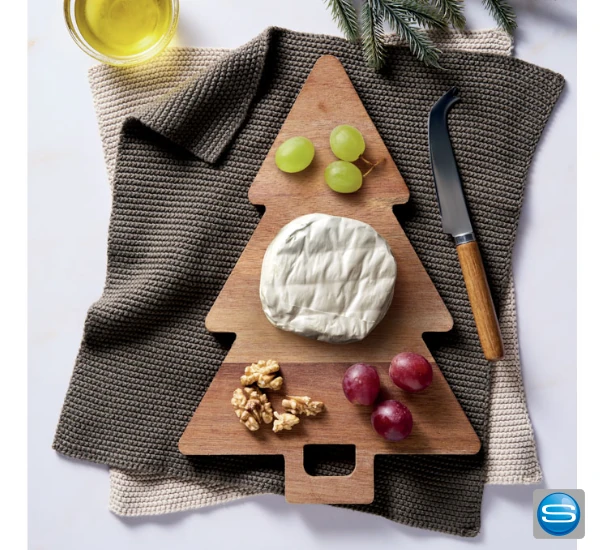 Servierbrett in Weihnachtsbaumform mit Gravur